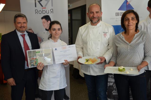 Alexandra Fernandes, Grand Prix général, avec le chef étoilé Eric Jambon, parrain de ce 25e concours du MIN de Grenoble. Elle remporte une semaine de stage dans les cuisines d'un restaurant du groupe Alain Ducasse, offert par l'UMIH38.