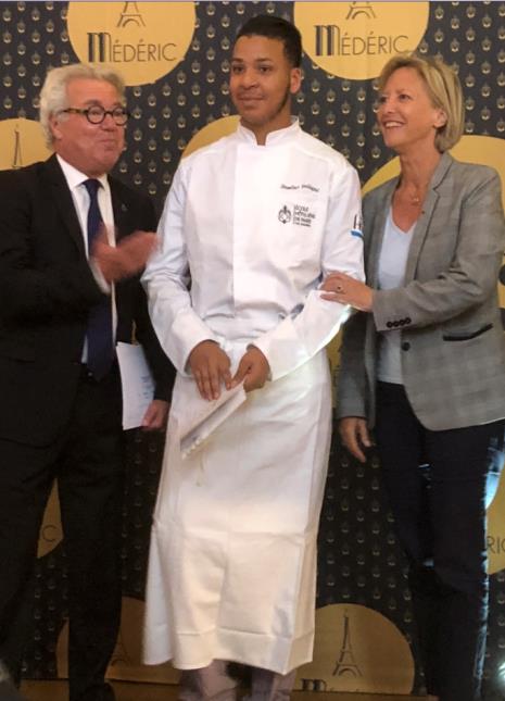 Didier Chenet et Sophie Cluzel remettant l'attestation à Zineddine