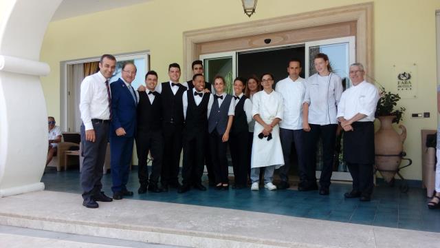 L'équipe de salle et de cuisine de l'hôtel Hermitage d'Ischia