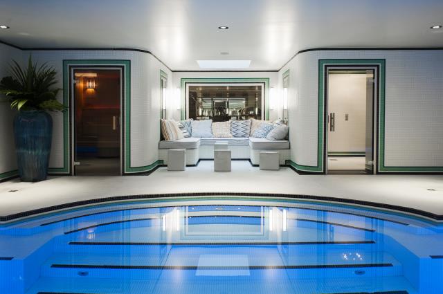 Clin d'oeil aux arts décoratifs jusque dans la piscine de l'hôtel Eiffel Blomet.