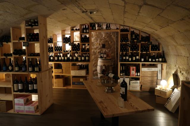 L'équipe propose aux clients de descendre à la cave choisir eux-même les vins, décrits sur ardoise avec le prix affiché.