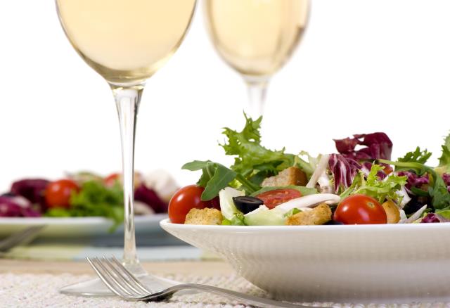 Proposez un vin blanc ou rosé du Languedoc, de Provence ou de Corse pour vos salades du Sud.