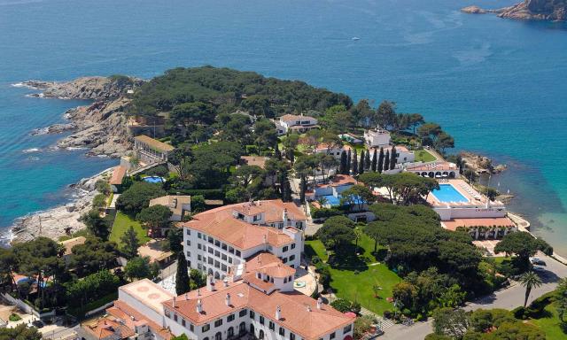 L'hôtel est bâti sur « une presqu'île entre deux baies