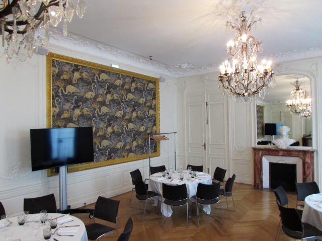 Le salon Reine Hélène. Les six salles de réunion et le restaurant de l'hôtel ont retrouvé leurs lustres du début du début du XXème siècle