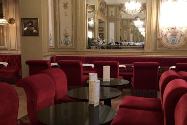 Fauteuils et banquettes recouvertes de velours rouge, à l'instar des brasseries typiquement parisiennes.