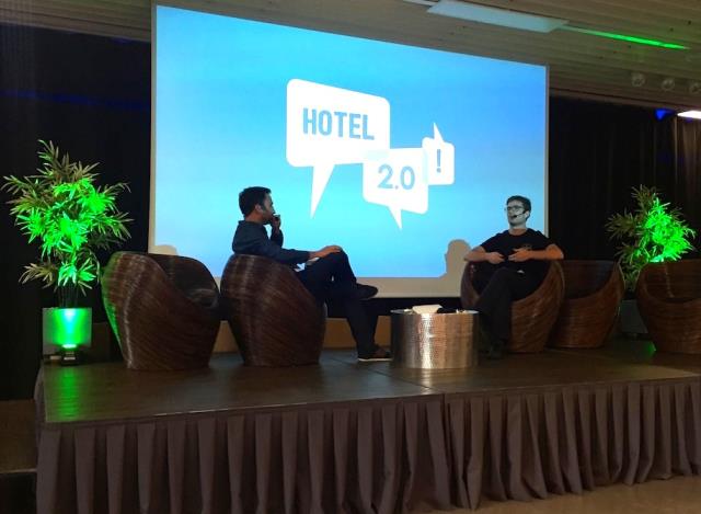 De gauche à droite : Arthur Martiano, directeur des opérations d'Airbnb en France, face à Benjamin Devisme, directeur commercial de The Colossal Factory et initiateur d'Hotel 2.0.
