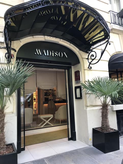 L'entrée du Madison donne sur le Boulevard Saint Germain (Paris Ve).