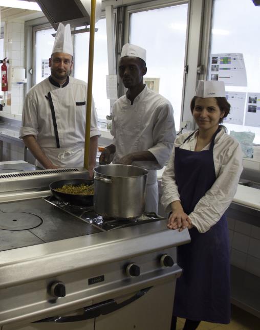 le formateur Rémi Teyssier (au fond) initie ce matin les stagiaires à la transformation des chutes à travers la fabrication d'un bouillon de légumes.