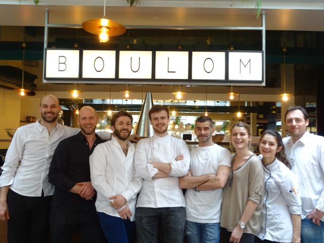 Julien Duboué et une partie de son équipe chez Boulom (Paris XVIIIe)