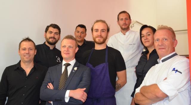 Avant le début du service, de gauche à droite, 1er rang, le professeur Christoph Bodecher, Alexandre Luery (sommelier), Jean-Pierre Buisson, 2e rang, Emile Brunier (pâtissier), Alexandre Bonnel (chef), Sandra Abreux (maître d'hôtel),3e rang, Jérémie Izarn