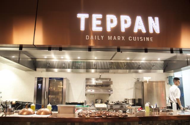 La cuisine ouverte où la brigade travaille, juste au-dessus des yeux des clients