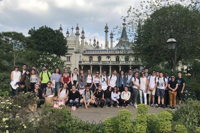 Les élèves du lycée Val de Loire devant le Royal Pavillon