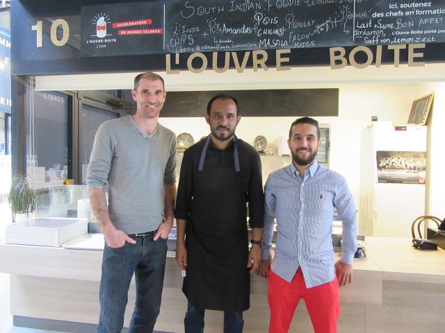 De gauche à droite : Ludovic Picot, responsable du dispositif, au côté des deux futurs restaurateurs Vignesh Annadurai et Hassan Merbaï.