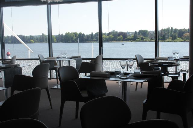 La salle du restaurant gastronomique donne sur la rivière, la nouvelle cuisine aussi..