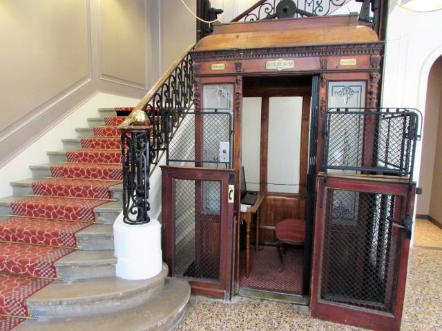 L'ancienne cage d'ascenseur d'époque a été transformée en « business corner »
