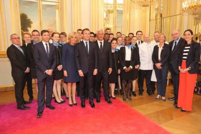 Les apprentis et personnel de l'EPMT autour d'Emmanuel Macron et Guillaume Gomez