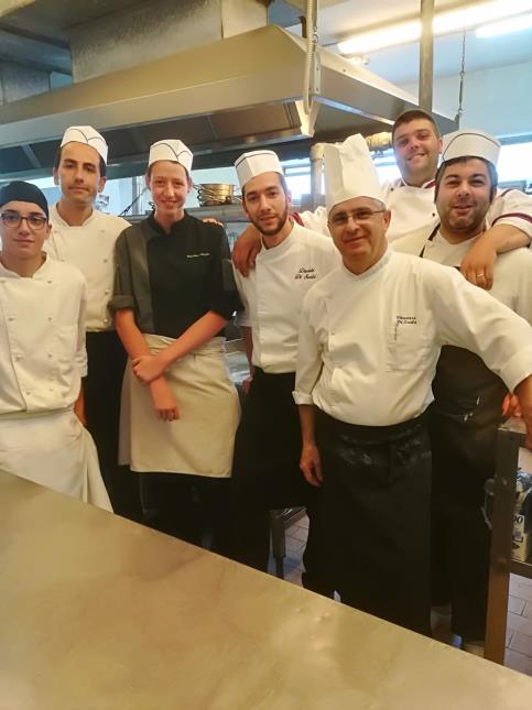 Amandine avec l'équipe de cuisine de l'hôtel Hermitage d'Ischia