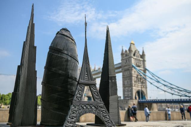 Sculpture Hilton London Tower Bridge représentant des monuments dominant l'horizon mondial - la Tour Eiffel, le Burj Khalifa, le Gherkin et le Shard. La sculpture est fabriquée à l'aide de 10 000 pailles Hilton, recyclées à partir des hôtels britanniques 