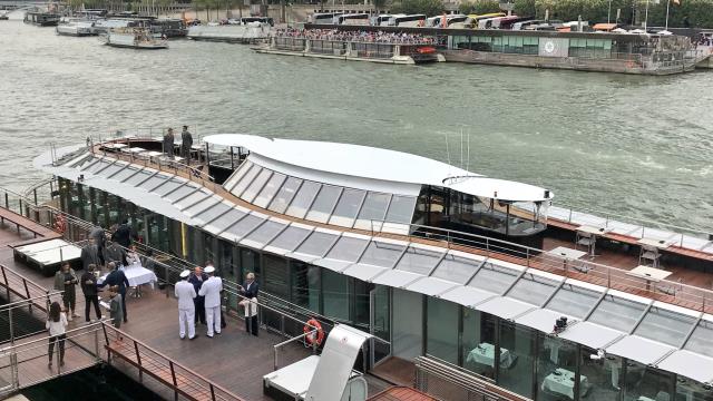Ducasse sur sEINE  : 38 m de long  et 10 de large.