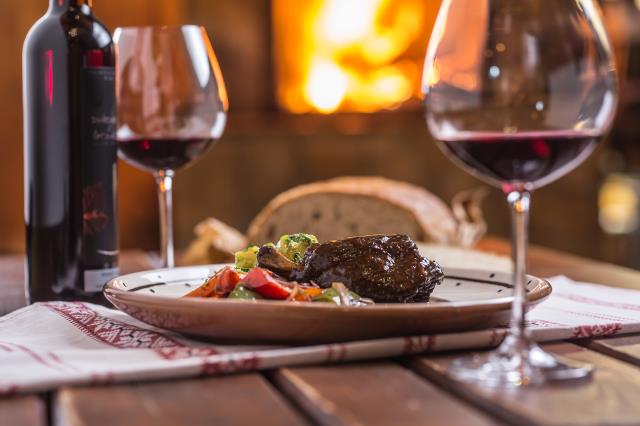 Ils sont accompagnés de vins rouges charpentés, souples et délicats.