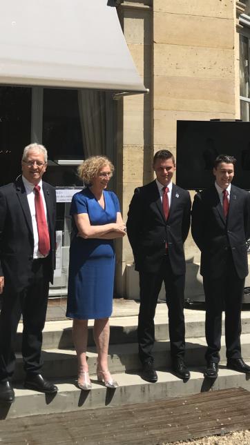 Les candidats cuisine et salle auprès de Muriel Pénicaud et du président du Worldskills France, Michel Guisembert.