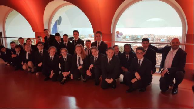 la classe 2BP2E du lycée Georges Baptiste de Canteleu dans la fromagerie