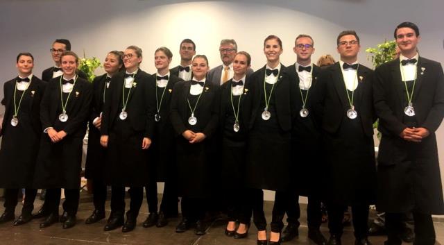 Les treize étudiants fraîchement diplômés et le proviseur de Tain L'Hermitage.