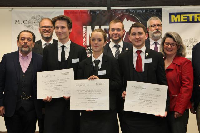 Le podium final avec Armand Saffray (2e), Manon Durand et Logan Guignot-Trufley (2e) entourés par Michel Chapoutier créateur du concours, leurs professeurs et Gaetan Bouvier (Meilleur sommelier de France 2016), le parrain du concours 2018.