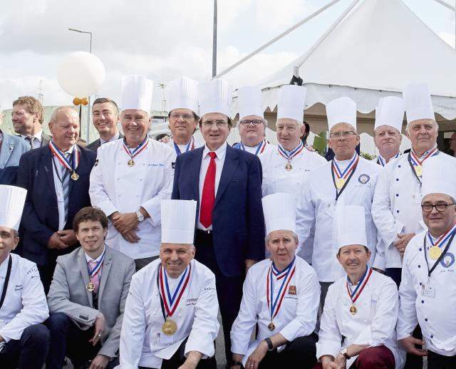 Entouré de tous ses chefs, Louis Le Duff a fêté les 30 ans de l'usine Bridor à Servon-sur-Vilaine.