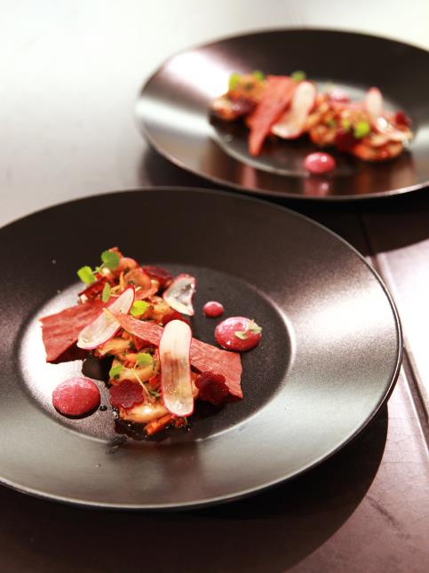 La recette gagnante : Langouste, betterave et chorizo, chips de jambon cru.