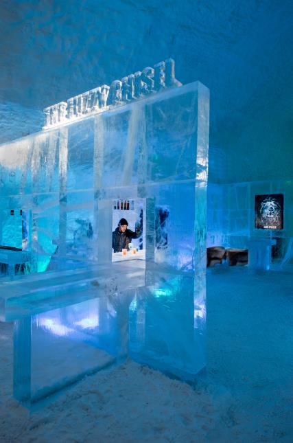 Un bar en glace permets aux visiteurs de se réchauffer avec de cocktails