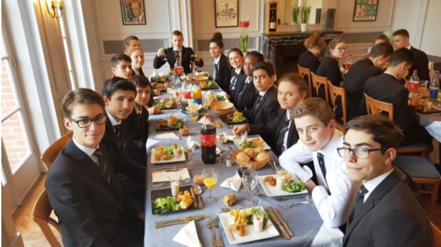 Déjeuner à l'ASCEA Formation de Lisieux avec un menu sur le thème de la Normandie