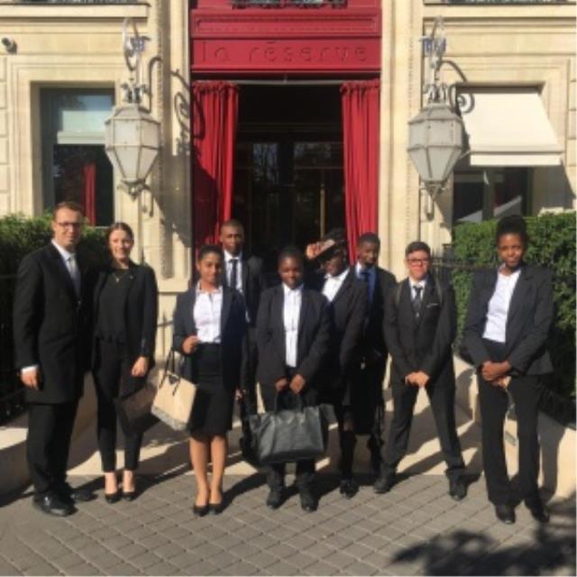 Les élèves du lycée de Dugny devant La réserve Paris