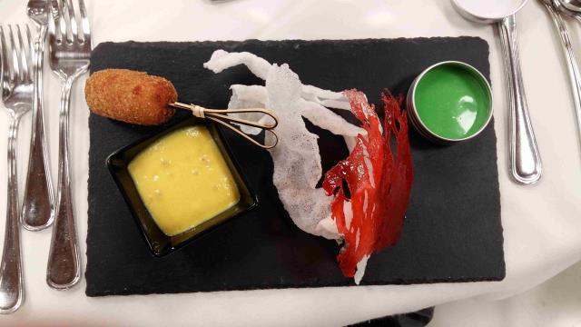 Évocation chips pomme de terre et tomate croustillante ; évocation concombre-pain perdu-ail crémeuse ; évocation saucisse–tempura croquante/moelleuse ; évocation moutarde–allyl isothiocyanate aérienne