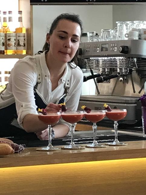 Nathalie Durrieu a eu 20 minutes pour imaginer une nouvelle recette. Elle a choisie de s'appuyer sur la betterave, y compris pour la déco