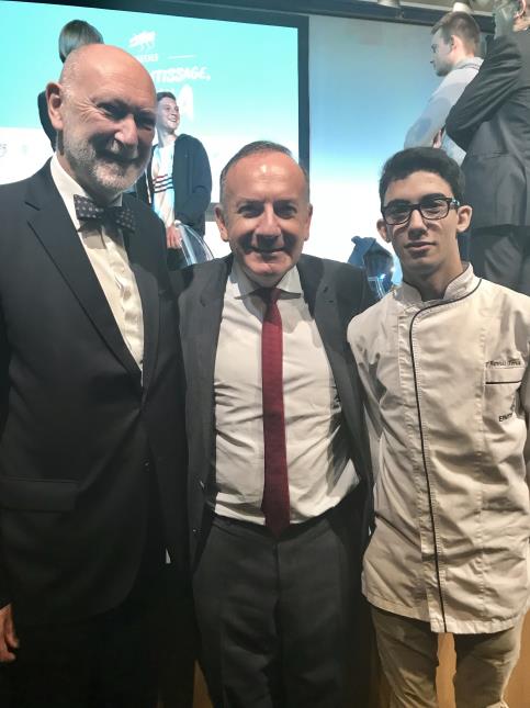 De g à d : Dominique Bénézet, président de l'EPMT, Pierre Gattaz et le jeune apprenti, Thomas Tena.