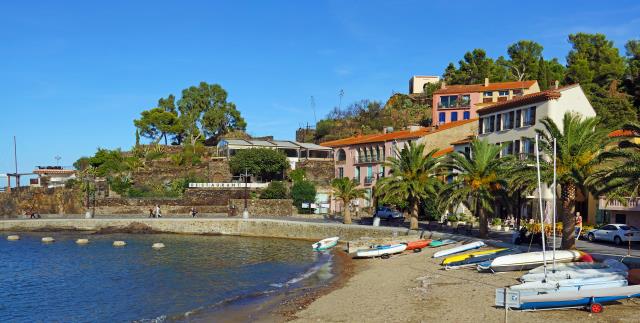 Un hôtel-restaurant au bord de l'eau.