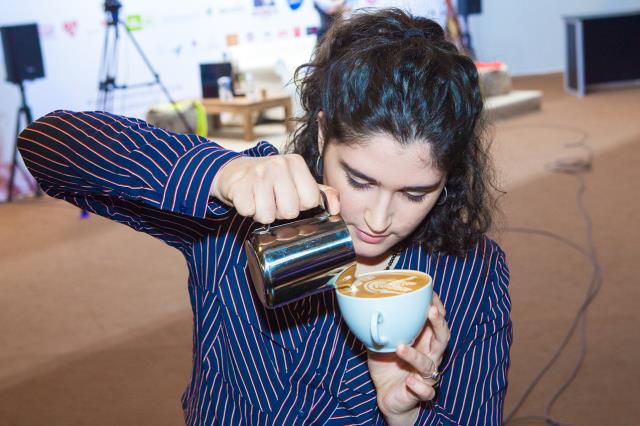 La barista Adeline Kespi très concentrée lors de l'épreuve.
