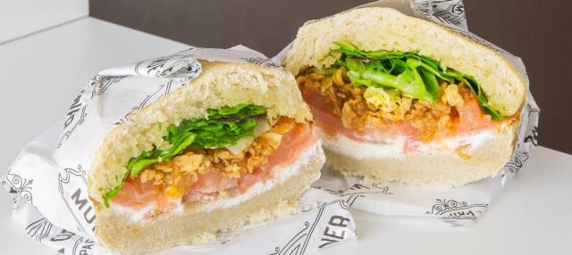 L'English muffin prend des airs de sandwich.