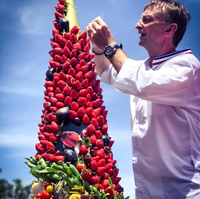 Frédéric Jaunault, MOF, en démonstration avec des sculptures en fruits et légumes.