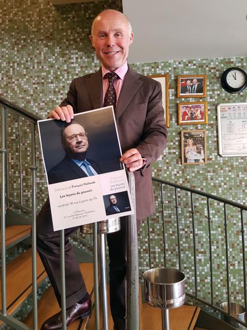 Thierry Campion avec l'affiche qui annonçait la venue de François Hollande dans sa brasserie le 18 mai dernier