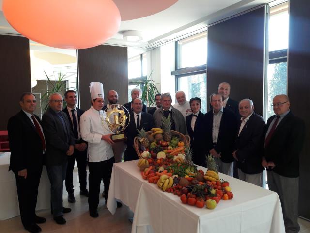 Gauthier Corzan reçevant le Trophée du titre de Meilleur Apprenti Cuisiner de France