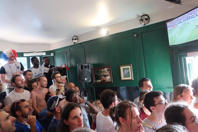 Dans un pub bordelais.