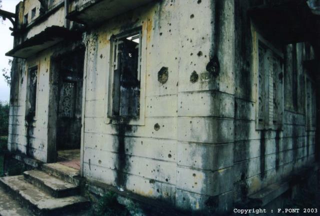Vestiges de la guerre du Vietnam visités par les touristes