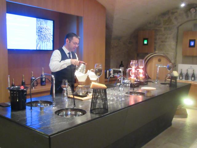 Alain Dauvergne, maître d'hôtel à l'Institut Bocuse, a animé un atelier atypique sur les accords café-fromage lors de cette journée découverte.