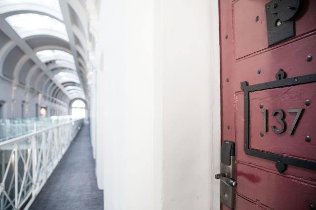 Les portes d'origine ouvrent sur des suites composées de la réunion de trois anciennes cellules de prison