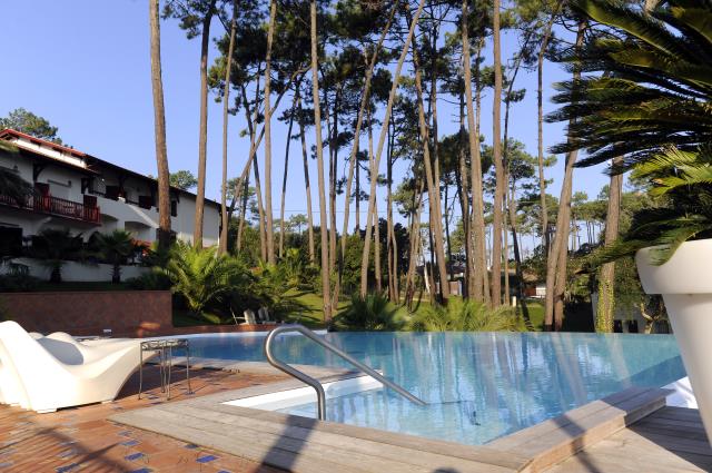 Réalisation Carré Bleu Piscines Pyrénées Atlantiques (Biarritz) Au pied de l'élégante bâtisse de style « Basco-Landais » des années 30, magnifiquement restaurée, l'hôtel « Les Hortensias du Lac » a recréé pour ses clients une vaste piscine à débordement d