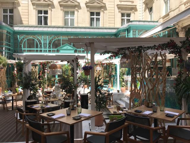 Une ambiance méditerranéenne a été choisie pour la nouvelle terrasse d'été de l'hôtel The Westin Paris Vendôme : oliviers, bougainvilliers, pergolas en bois blanc et voiles d'ombrages.