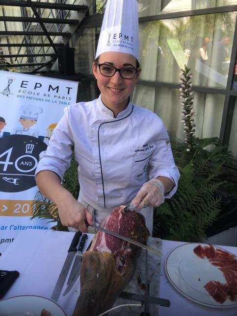 Melody Lemoust de la Fosse qui pu apprendre et approfondir pendant un cours professionnel de découpe de jambon COCEF-La ibérique (Chambre de Commerce Officielle d'Espagne en France)