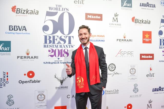 Cédric Grolet reçoit le prix du meilleur pâtissier du monde.